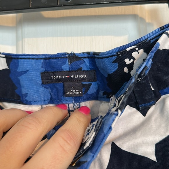 Tommy Hilfiger Blue Floral short size 6 - Picture 3 of 3